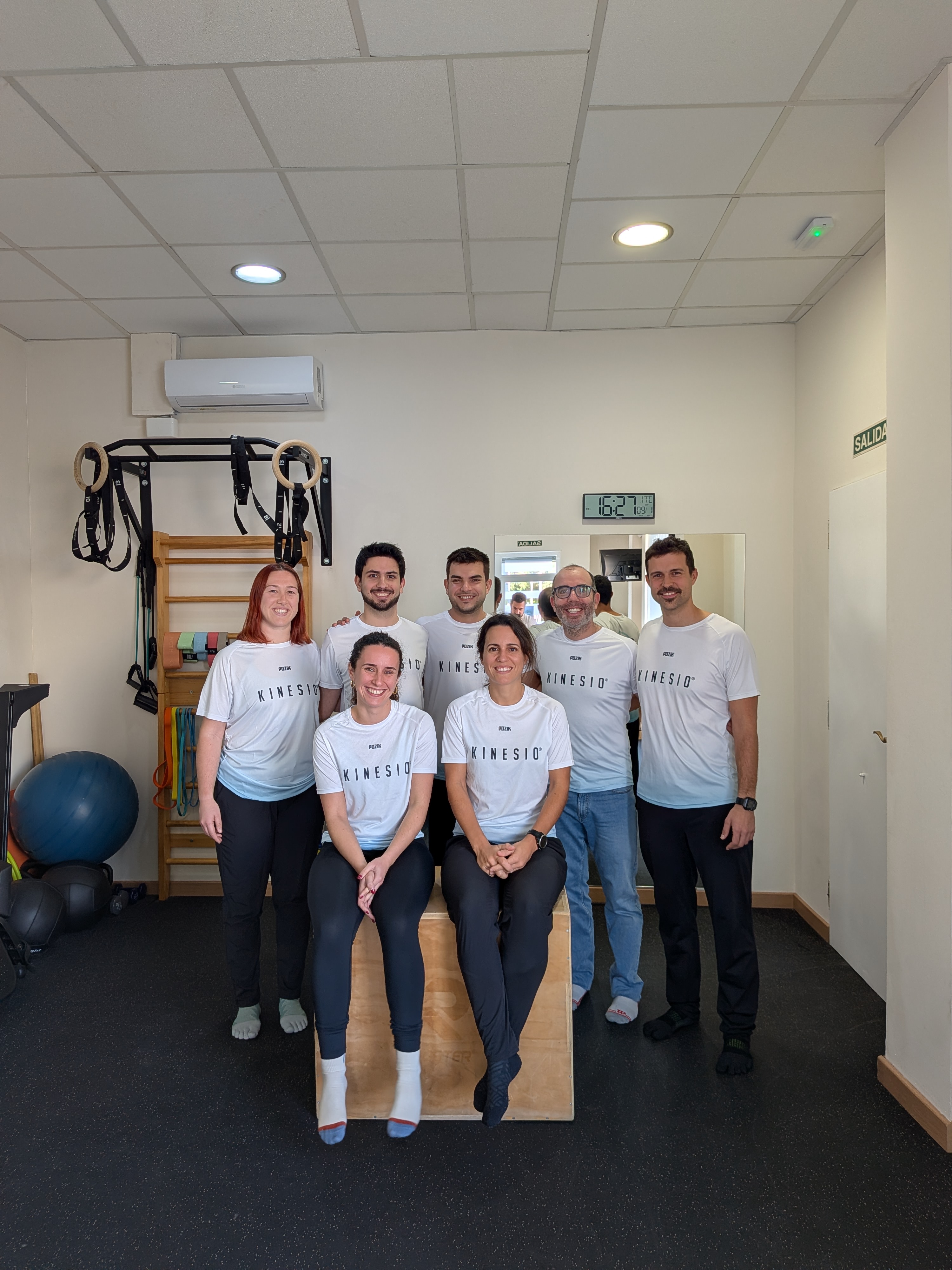 Equipo de Centro Kinesio en la sala de fisioterapia